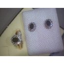 Klassische Ohrstecker oval mit Safir und einem Kranz weißer Diamanten 14x9mm