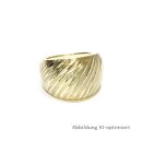 Breiter Ring aus 585 Gelbgold mit diagonaler Struktur in...