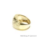 Breiter Ring aus 585 Gelbgold mit diagonaler Struktur in der Weite 52