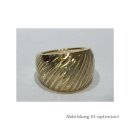 Breiter Ring aus 585 Gelbgold mit diagonaler Struktur in der Weite 52